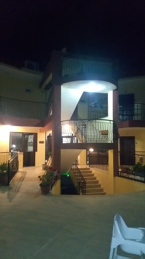 Las Palmeras Hotel Camyuva Exterior photo