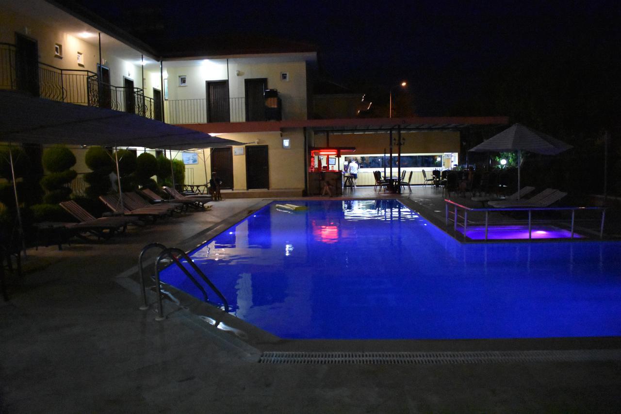 Las Palmeras Hotel Camyuva Exterior photo